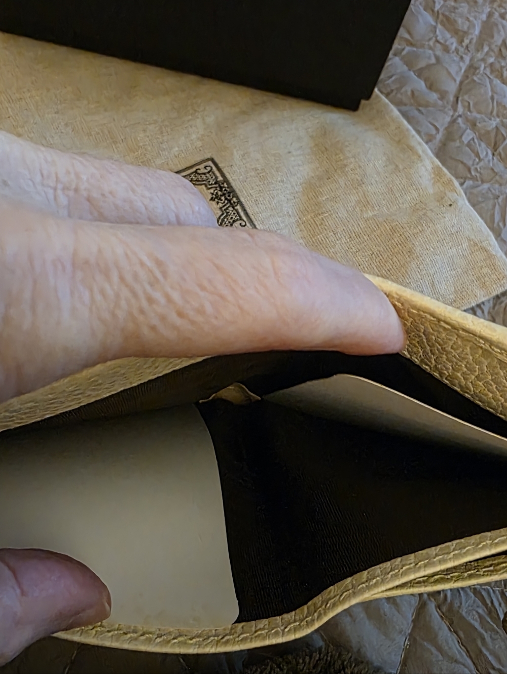 Gucci Interlocking G Bifold Wallet in a beige/LIKE NEW CONDITION/ FULL INCLUSION - Picture 8 of 13
